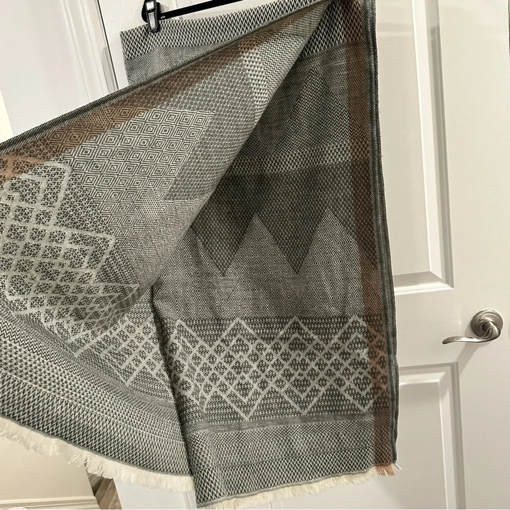 Madewell Angelweave Blanket Scarf in Grey with Mauve Print